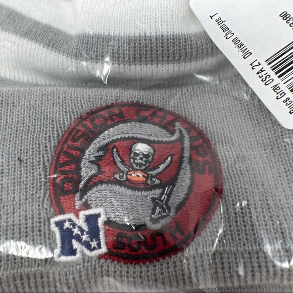 Tampa Bay Buccaneers New Era Pom Knit Hat - Picture 3 of 5